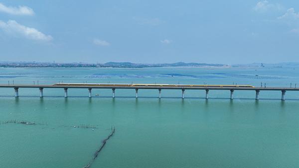 6月28日在湄洲湾跨海大桥，试验列车交会运行。铁科院集团公司供图